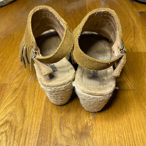 MINNETONKA fringed wedges - Picture 2 of 4